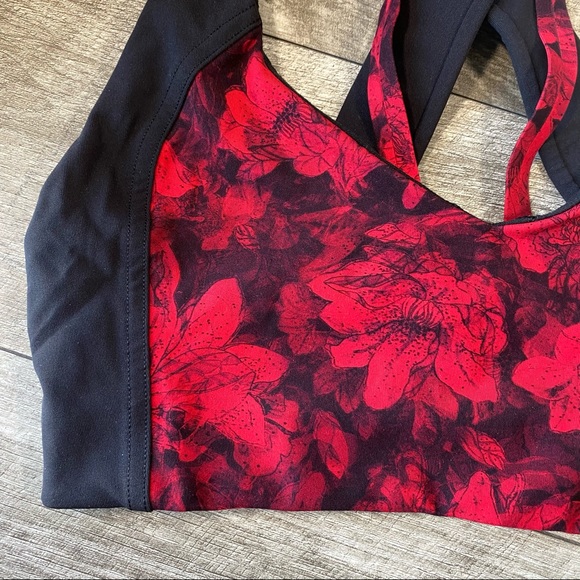 Lululemon black red rose print strappy sport bra sweat times - Picture 2 of 5